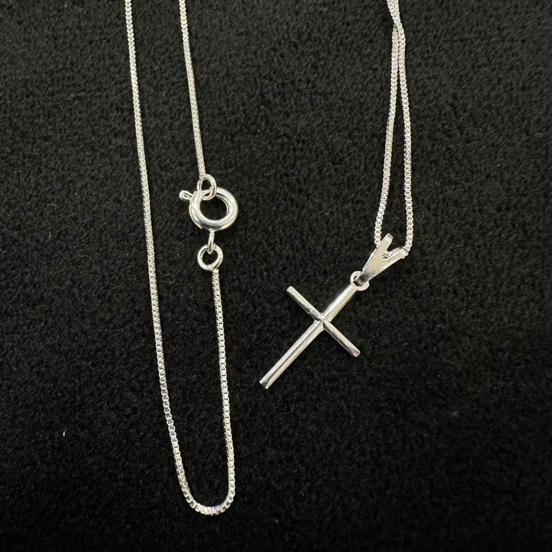 Colar Veneziana com Pingente Cruz Palito | Banho de Prata 925 – Design Exclusivo e Brilho de Impacto