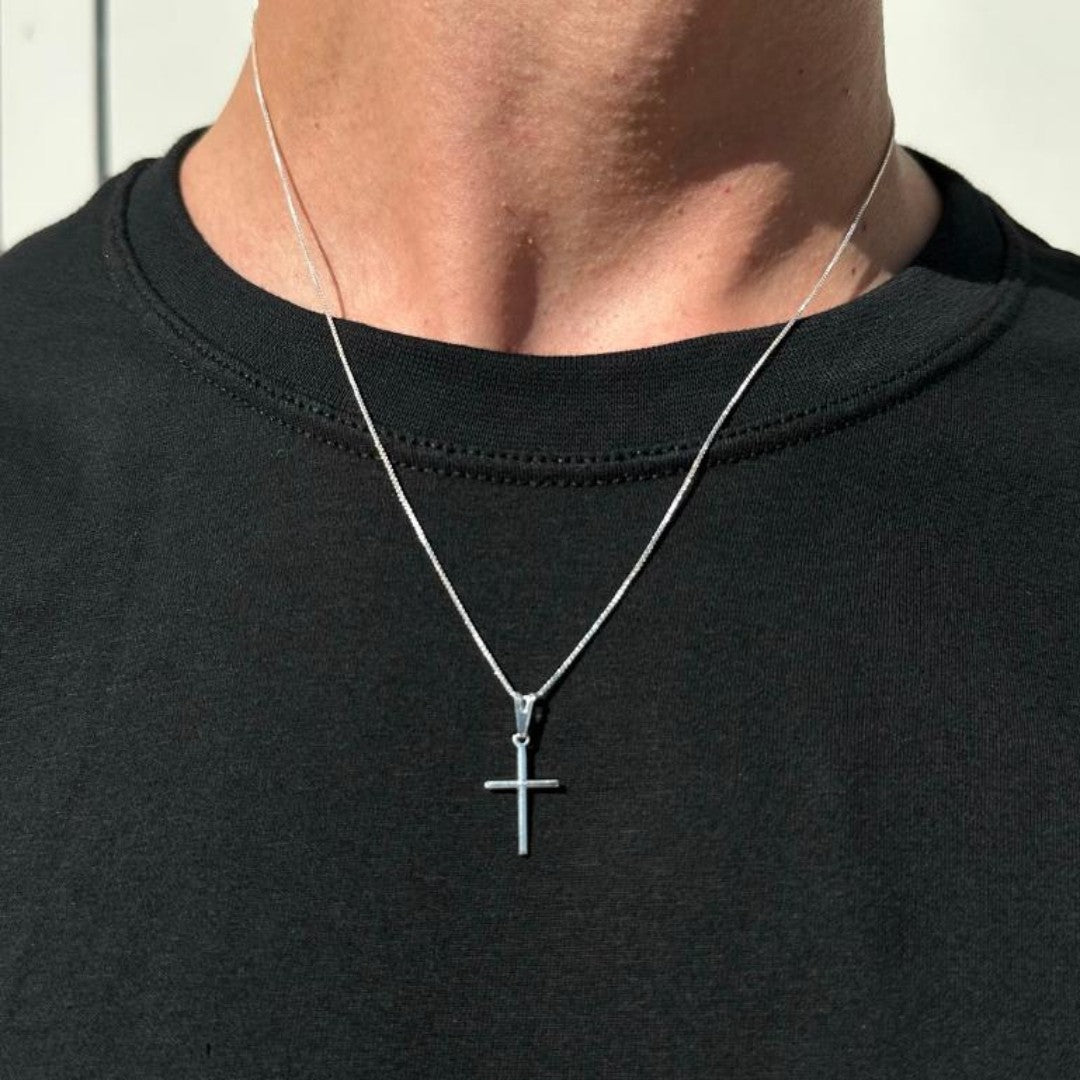 Colar Veneziana com Pingente Cruz Palito | Banho de Prata 925 – Design Exclusivo e Brilho de Impacto