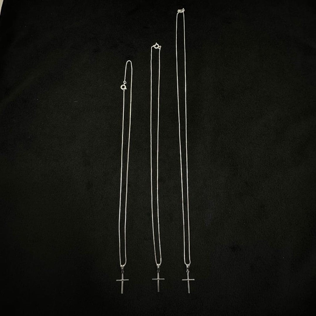 Colar Veneziana com Pingente Cruz Palito | Banho de Prata 925 – Design Exclusivo e Brilho de Impacto