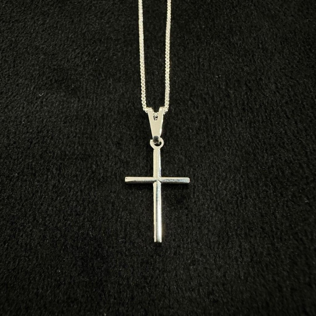 Colar Veneziana com Pingente Cruz Palito | Banho de Prata 925 – Design Exclusivo e Brilho de Impacto